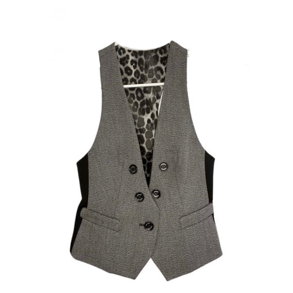 Beautiful Express suit vest does run small did not fit me.